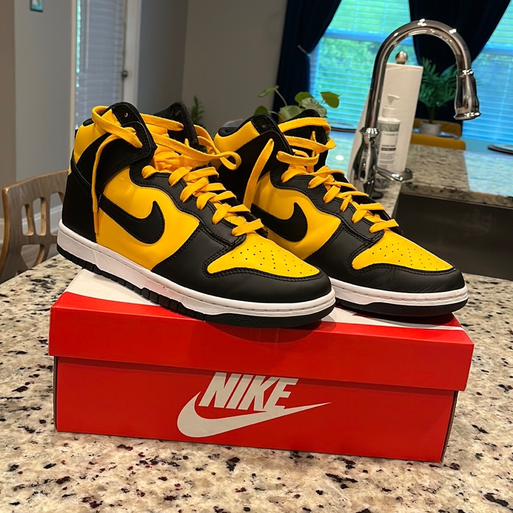 Nike Dunk High Retro Men’s 9.5 like new. Worn 1x university gold/black
